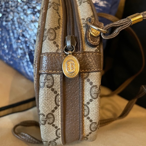 Vintage Gucci Canteen Crossbody - ➡️ main callout strap stays curled ⬅️ - Picture 7 of 14
